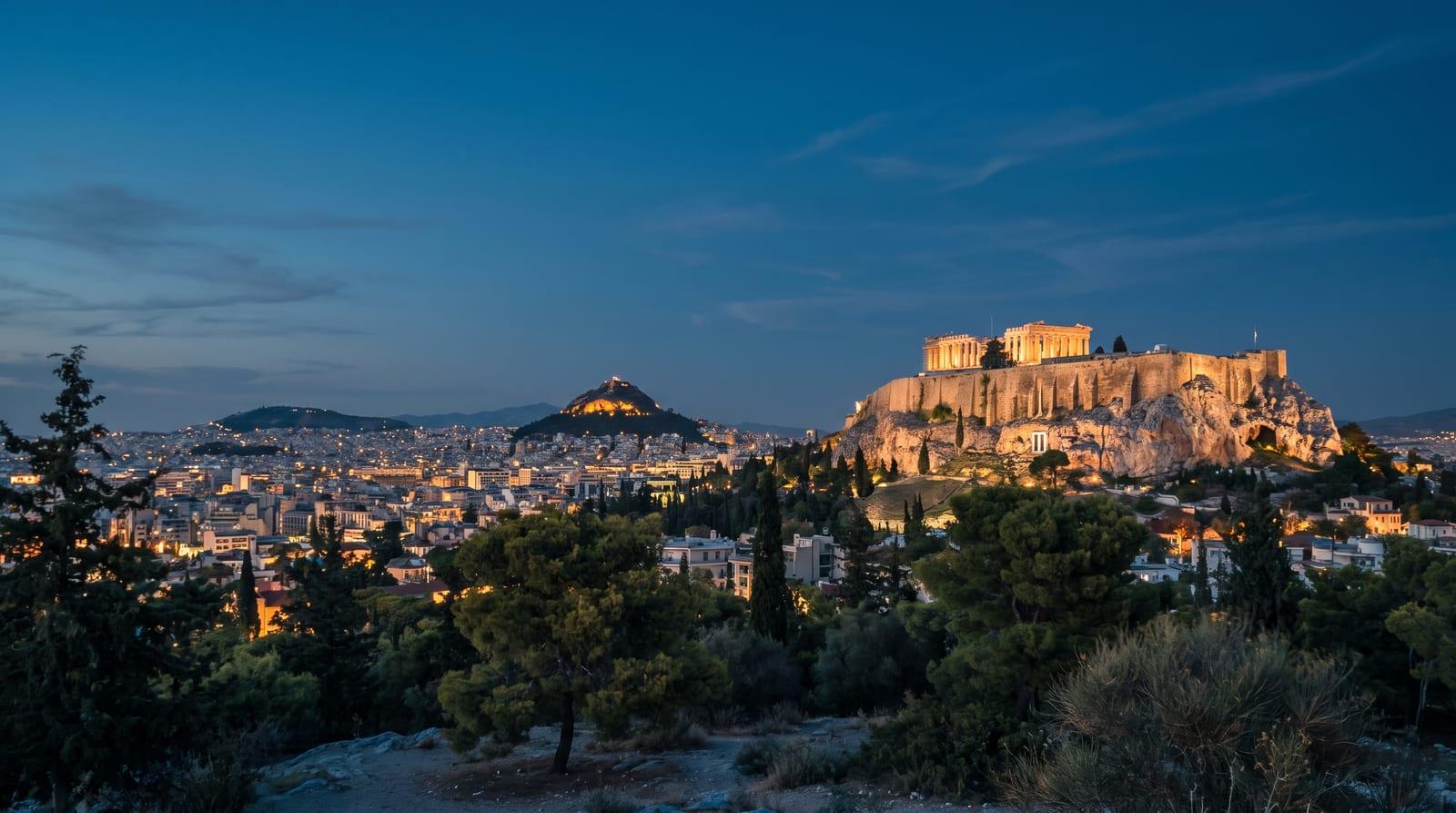 Akropole nad Athénami za soumraku