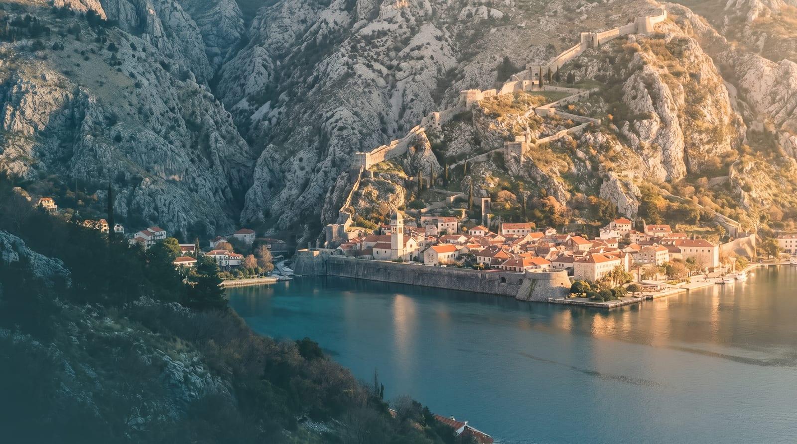 Staré město Kotor pod benátskými hradbami na konci zálivu Boka Kotorska