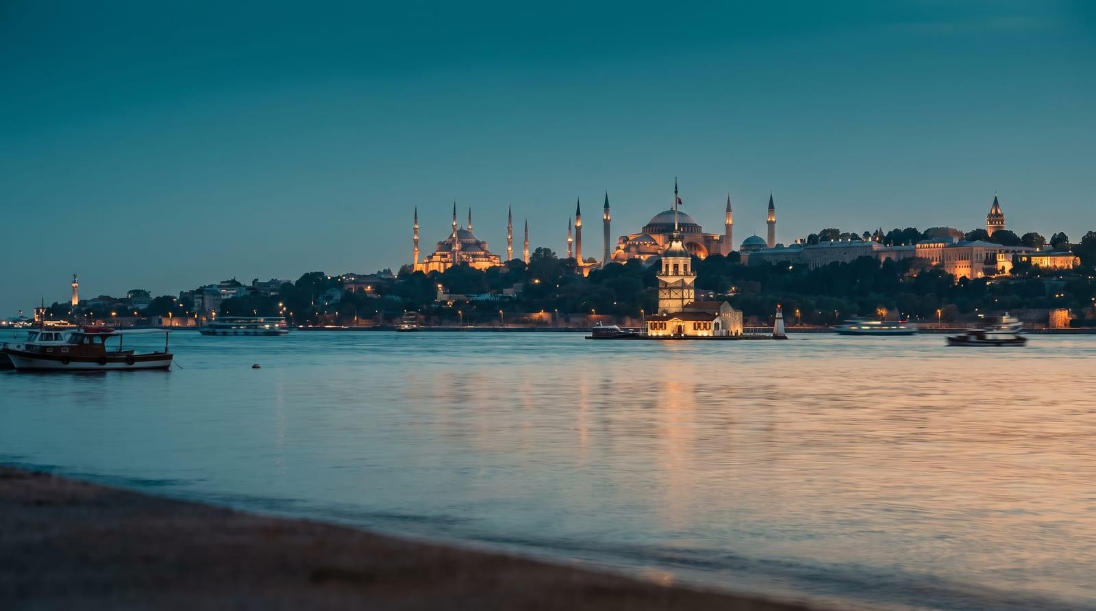 Panorama Istanbulu s mešitami a Bosporem
