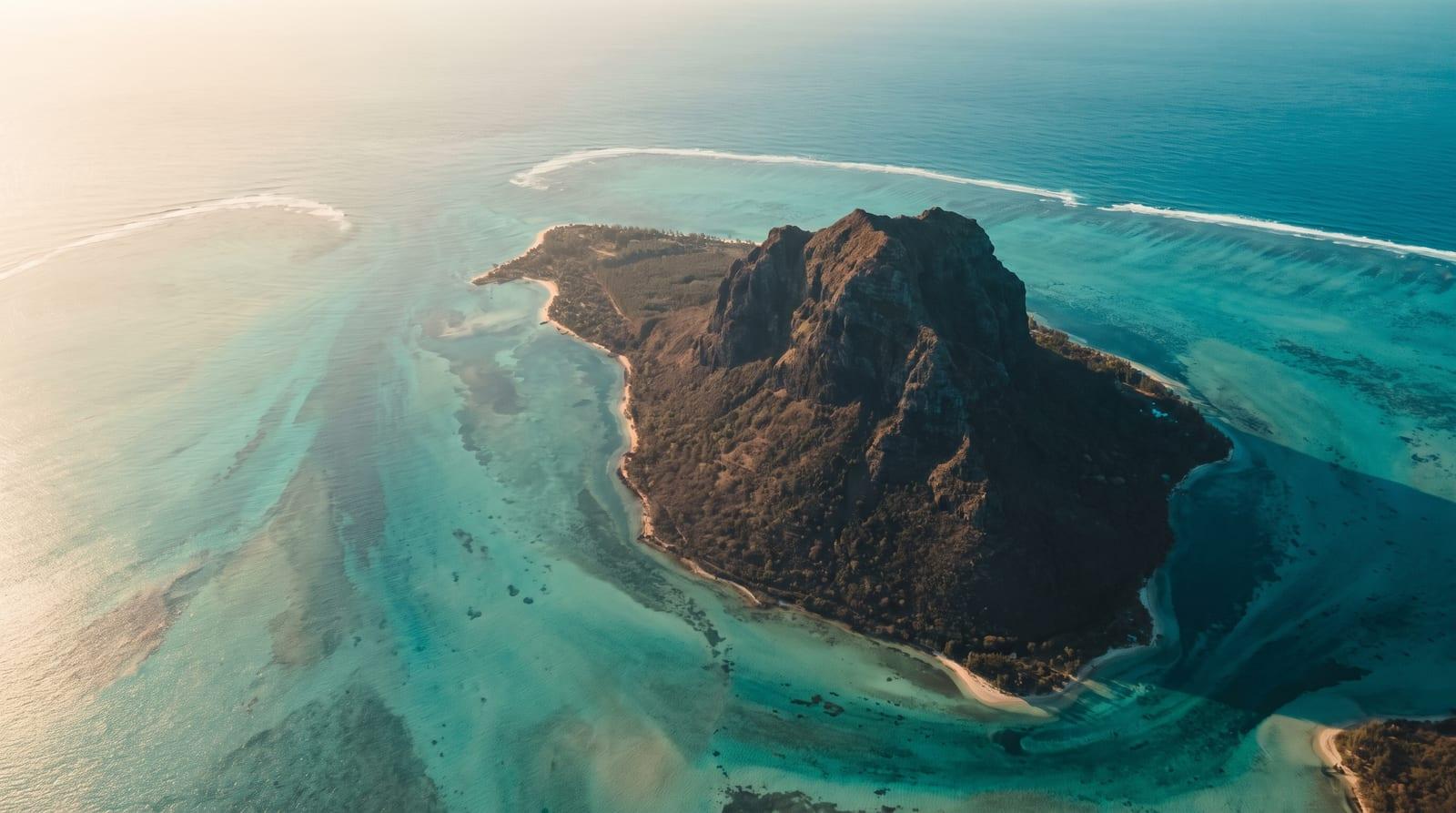 Poloostrov Le Morne s tyrkysovou lagunou a horou Le Morne Brabant z ptačí perspektivy.