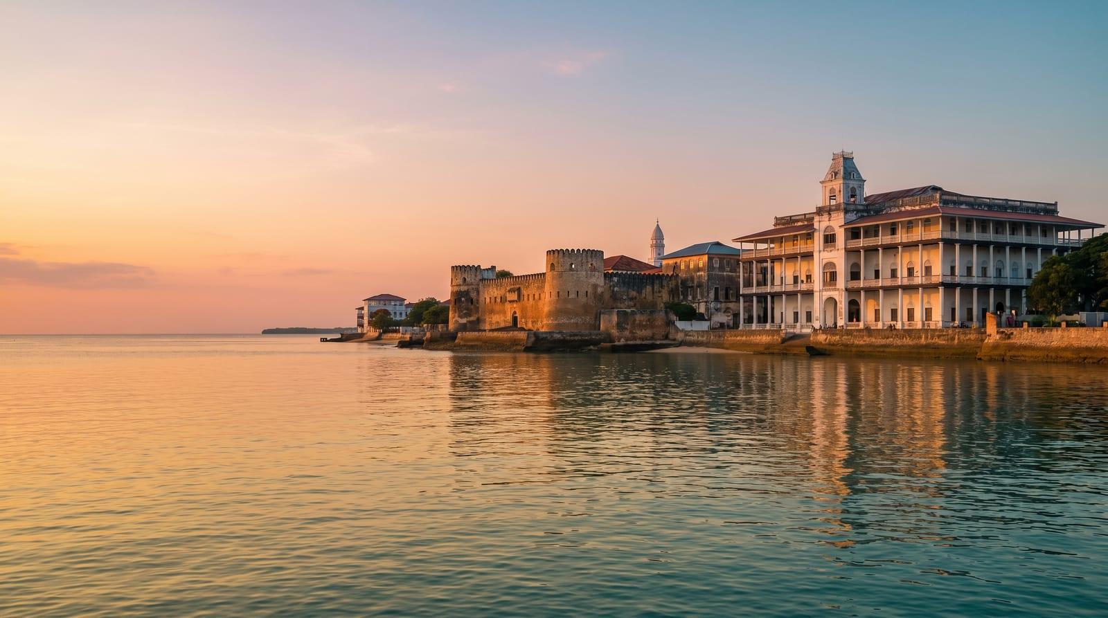 Historické budovy Stone Town z korálového kamene nad mořem při západu slunce